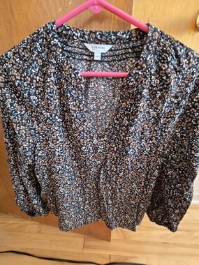 Signature Floral V-Neck Blouse in Black and Tan